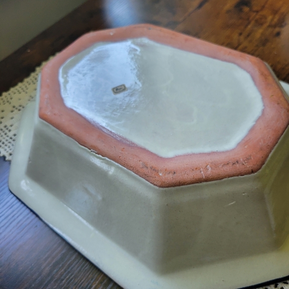 Handcrafted Ceramic Bowl with Leaf Design - Picture 2 of 7